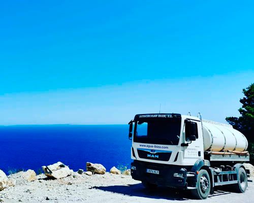 Autocircular Ibiza S.L. camión cisterna y mar