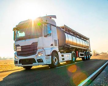 Autocircular Ibiza S.L. camión cisterna en carretera